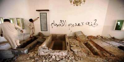 الثوار يدنّسون قبر والدة القذافي ويحرقون عظامها