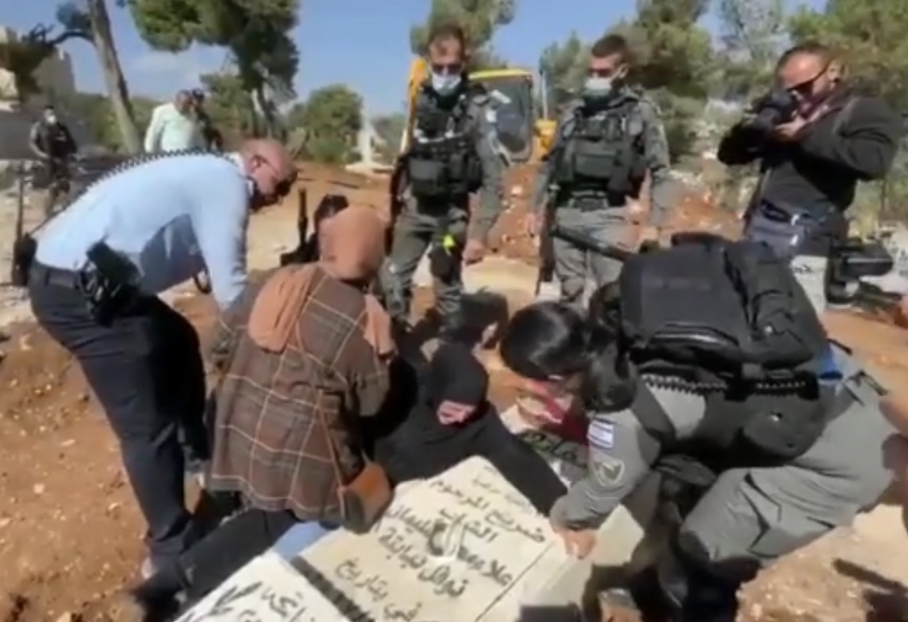 فلسطينية تحتضن قبر ابنها.. فيديو