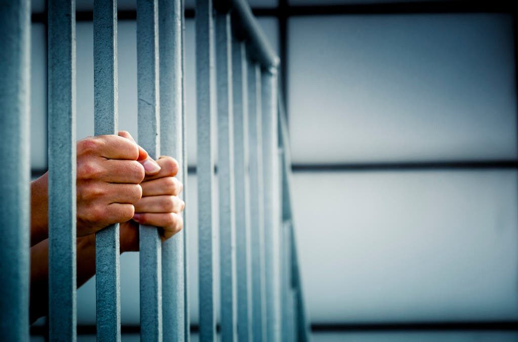 حبس مدققي حسابات وضريبة حكوميين 5 سنوات بعد قبولهما الرشوة