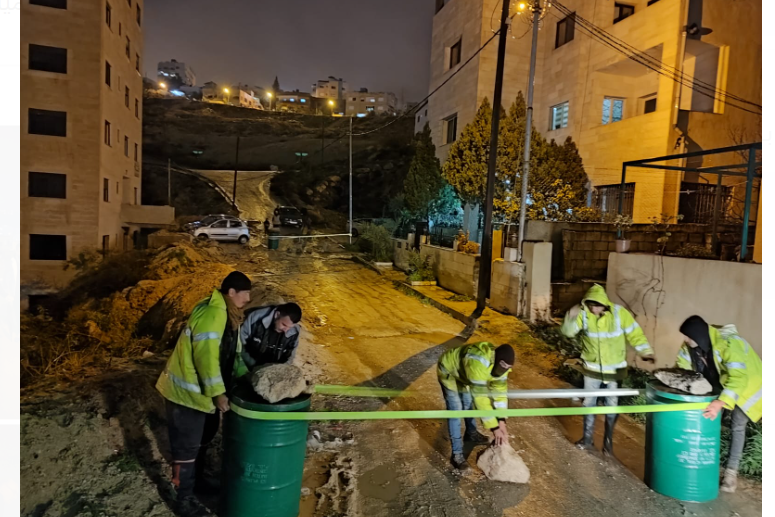 بلدية جرش تغلق شارعا فرعيا بعد ظهور تصدعات