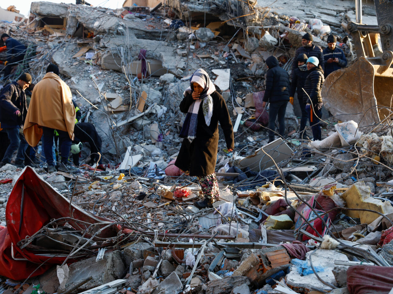 منقذون: مئات العائلات ما زالت تحت أنقاض الزلزال في مناطق سيطرة المعارضة السورية