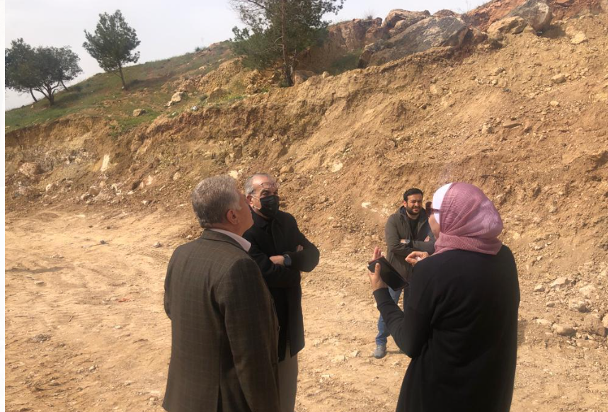أبو السمن يتفقد معالجة جدار استنادي انهار قبل شهر في جرش