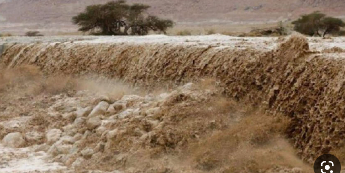 بسبب مداهمة المياه لعدة مواقع  .. تعطيل مدارس الأزرق الأحد
