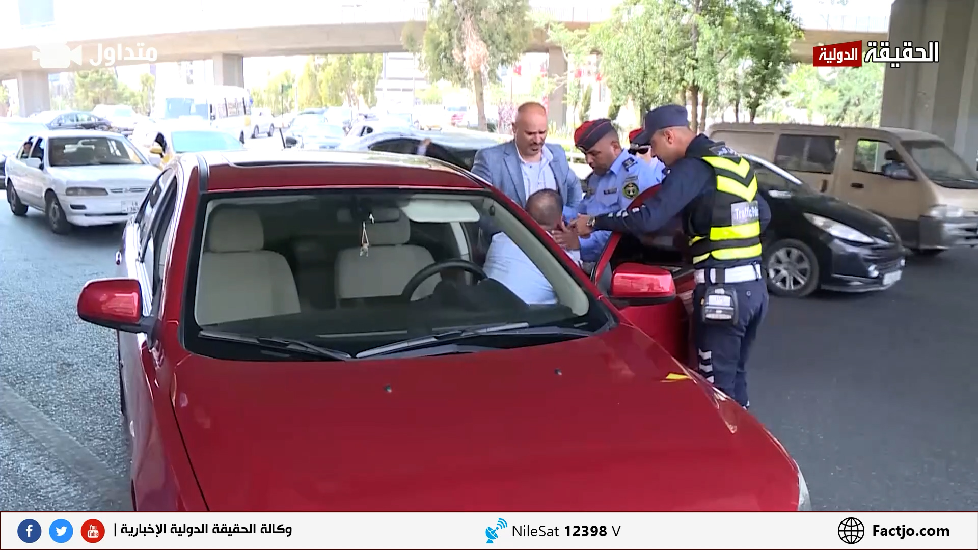 ماذا فعل رجل السير مع المواطن الذي توقف في دوار الداخلية؟