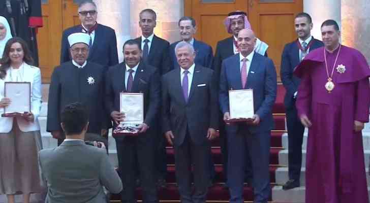 الملك ينعم على مؤسسات وشخصيات بأوسمة - أسماء