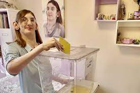 أطول امرأة في العالم تدلي بصوتها