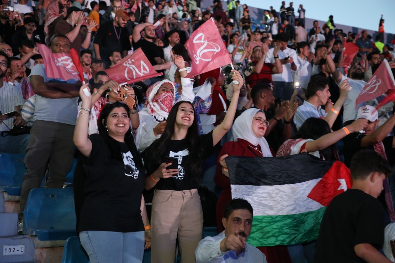 أهازيج وزغاريد الأردنيين في ستاد عمان توحد القلوب احتفالاً بزفاف سمو ولي العهد 