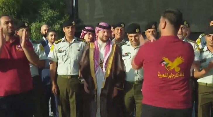 رفاق ولي العهد بالجيش يشاركونه السامر والدحية