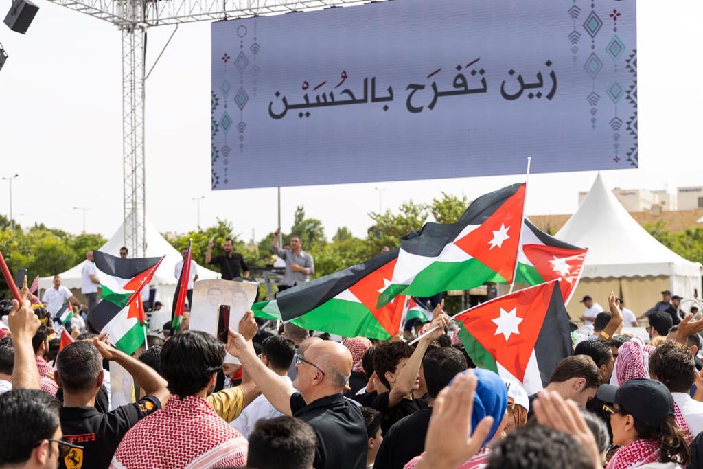 آلالاف يشاركون في احتفال زين فرحاً بالزفاف الملكي