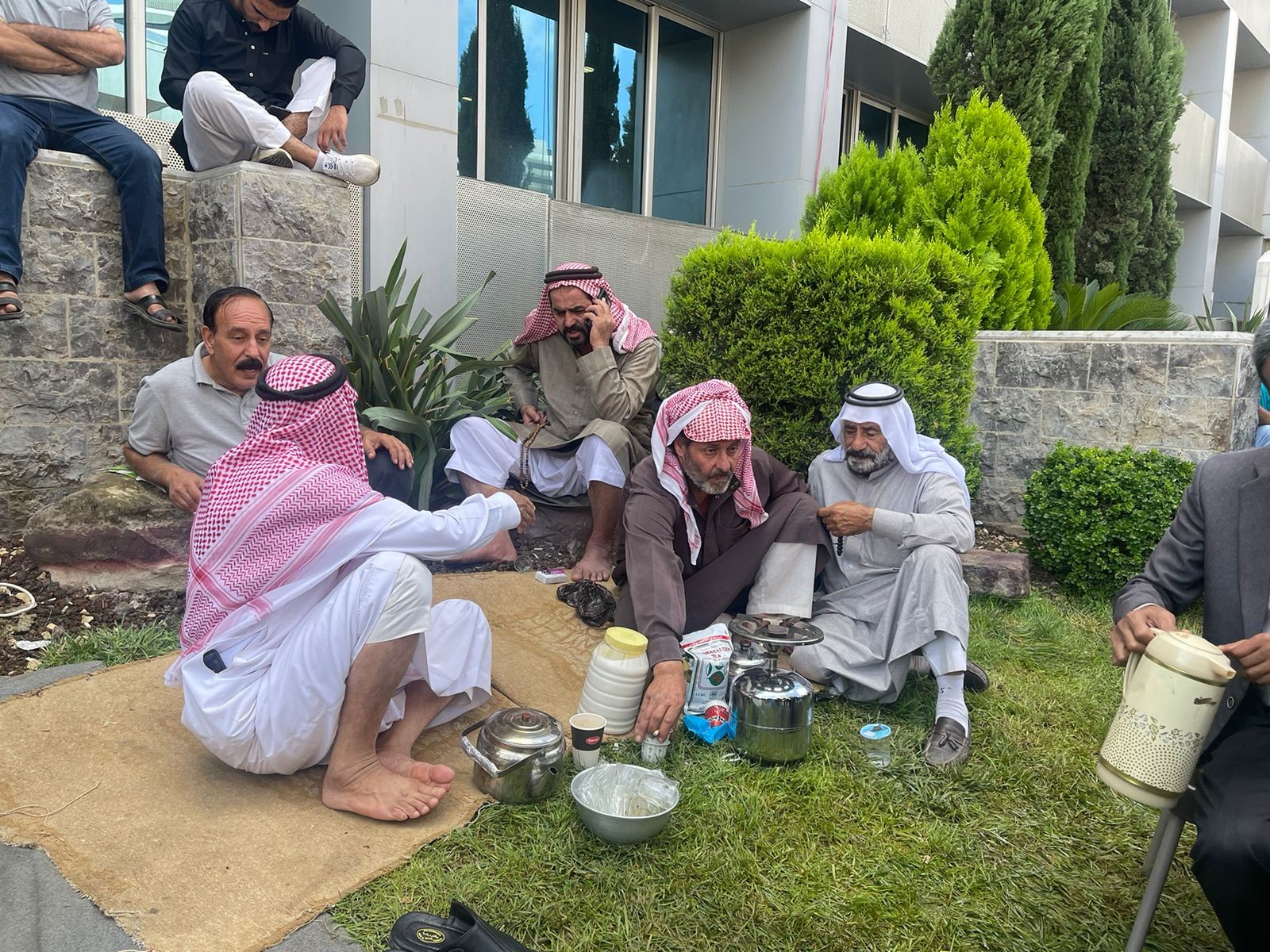 متقاعدو الفوسفات يعتصمون امام شركتهم.. تقرير تلفزيوني