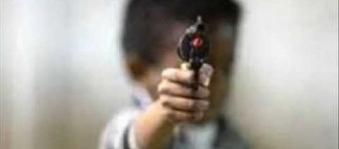 طفل يصيب آخر بعيار ناري اثناء عبثه بمسدس في عمّان