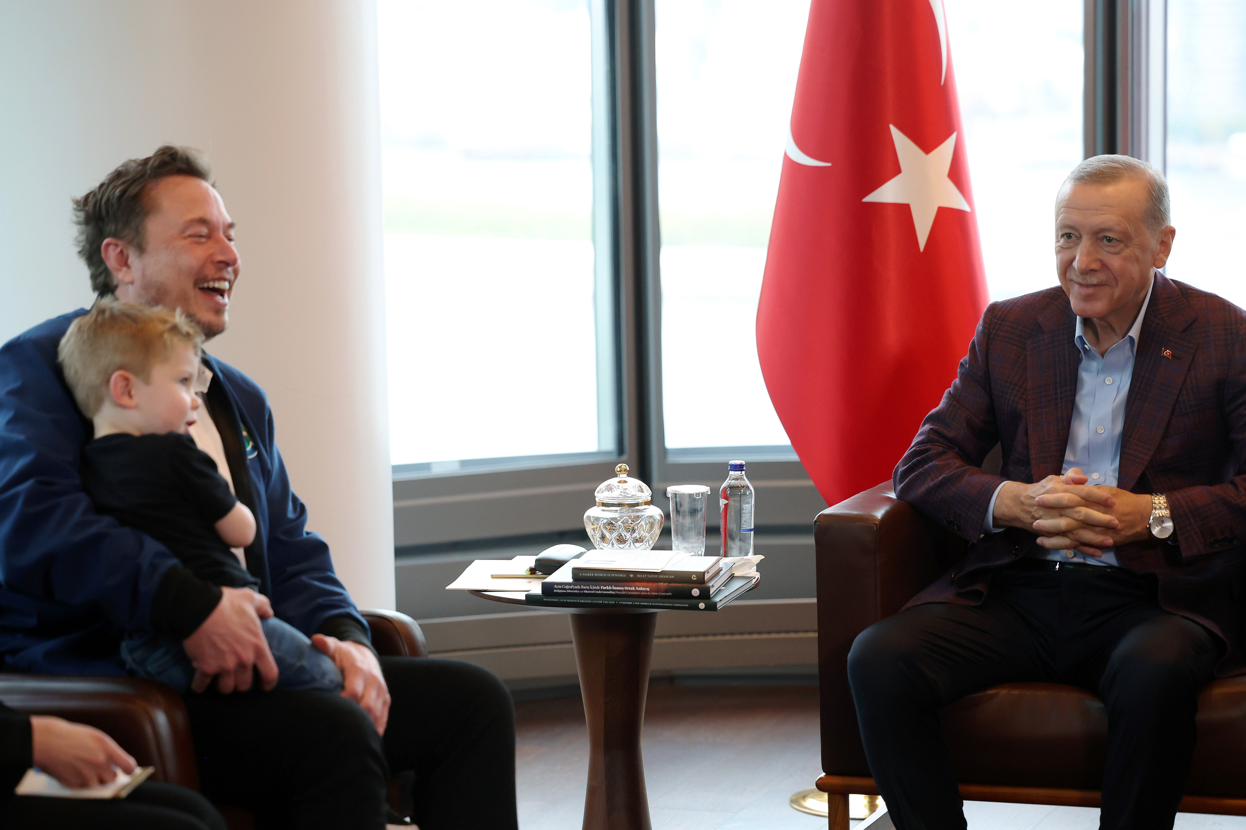 أردوغان يدعو ماسك لفتح مصنع لسيارات تسلا في تركيا