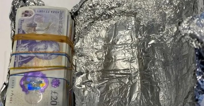 "سندوتش النقود".. ضبط "ثروة" على هيئة شطيرة