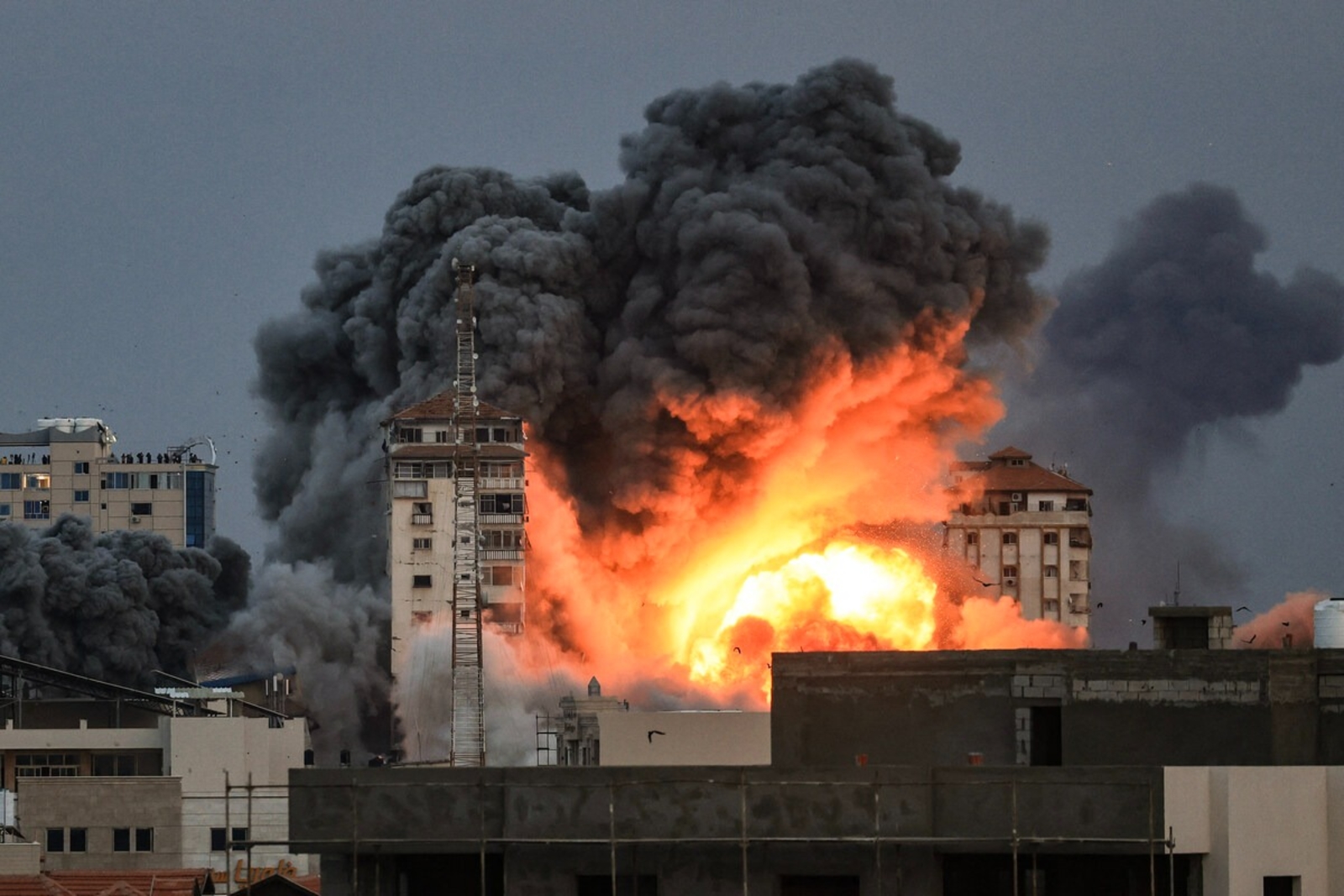 القصف الصهيوني يستهدف المستشفى الأهلي بغزة