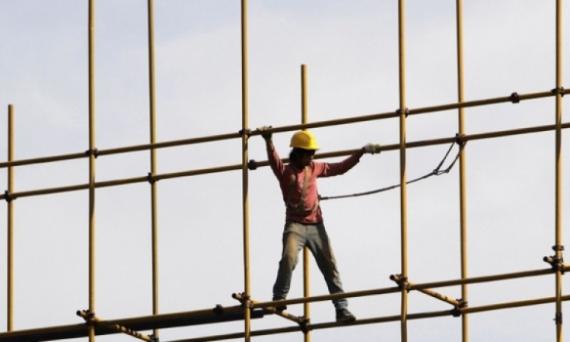 وفاة عامل سقط عن "سقالة بناء" في عمان