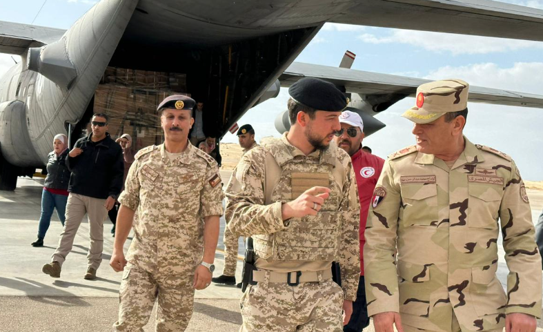 ولي العهد يصل مطار العريش برفقة كوادر طبية ستشغل المستشفى الميداني في غزة