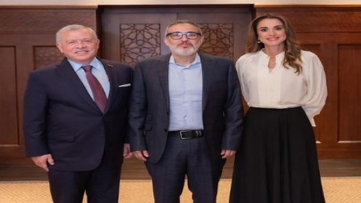 الملك والملكة يلتقيان طبيبا فلسطينيا يعالج المصابين في غزة
