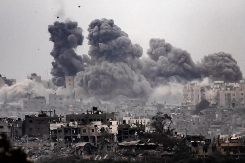 عشرات الشهداء والجرحى بقصف مدفعي وجوي متواصل على قطاع غزة