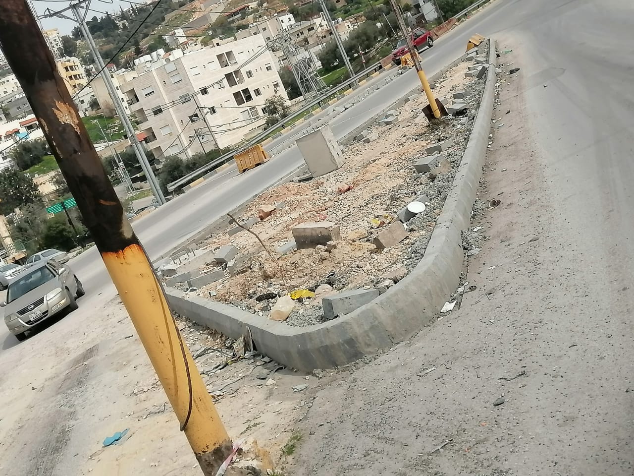 جرش.. مواطنين يطالبون بتسريع تركيب الإشارة الضوئية على مثلث المستشفى