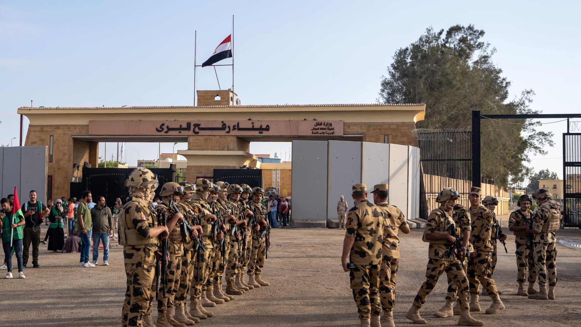 مصر تعزز تحصيناتها العسكرية على طول الحدود مع غزة