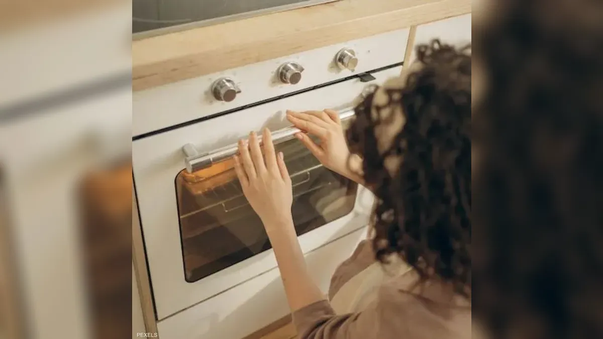 بالفرن بدلا من السرير.. أم تنهي حياة طفلتها بطريقة "جنونية"