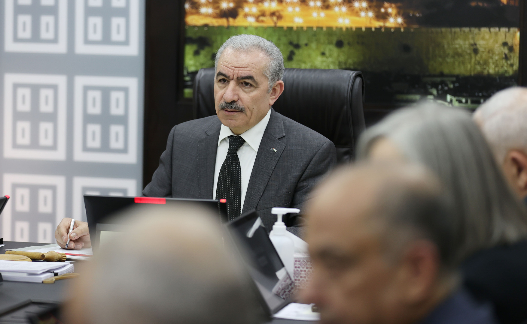 رئيس الوزراء الفلسطيني محمد اشتيه يقدم استقالته للرئيس محمود عباس