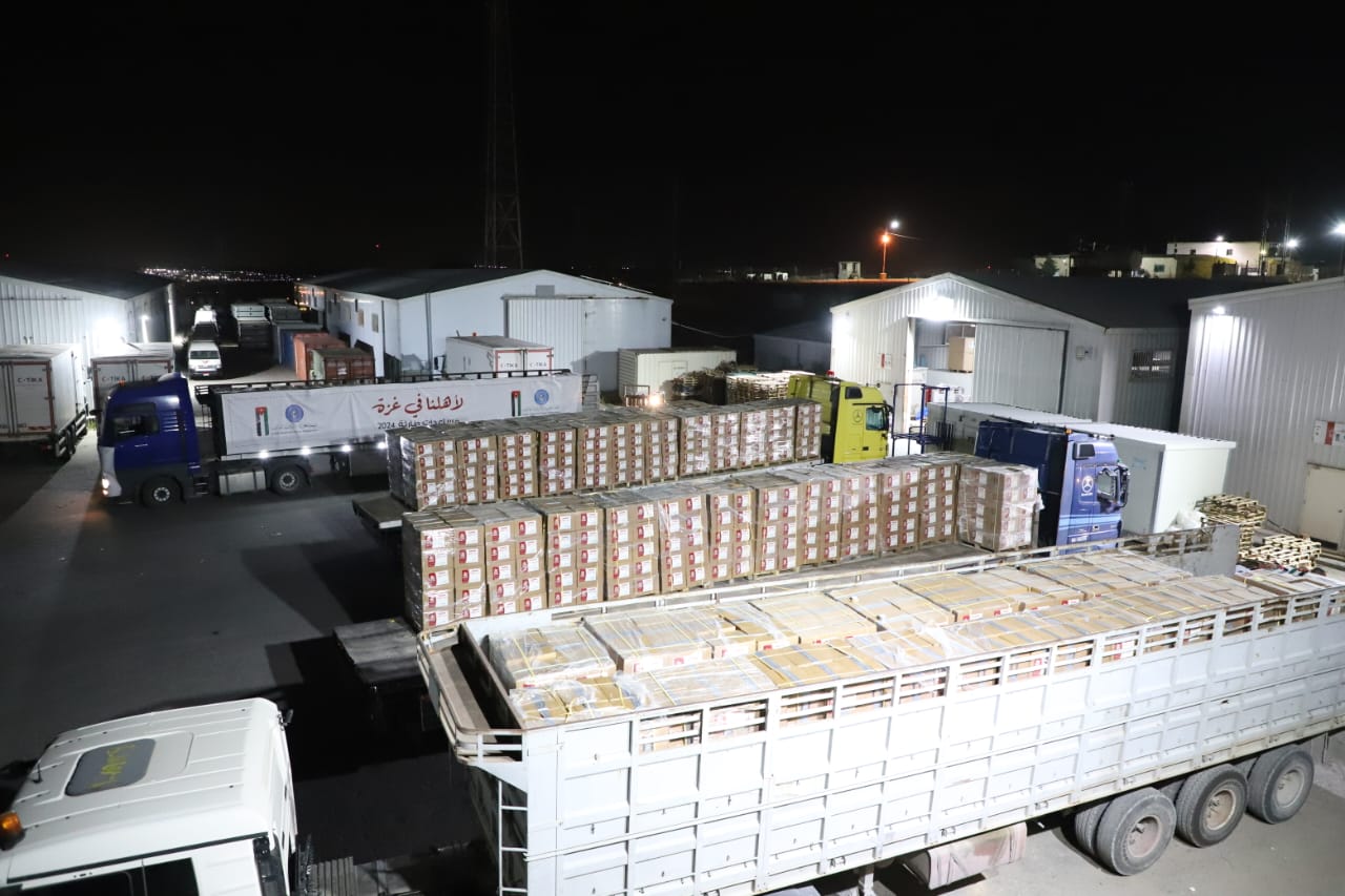 الأردن يُسير أكبر قافلة مساعدات برية للأهل بغزة تضم ١٠٥ شاحنات من المواد الغذائية - فيديو 