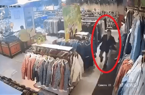 حفرة تبتلع امرأة في مركز تسوق