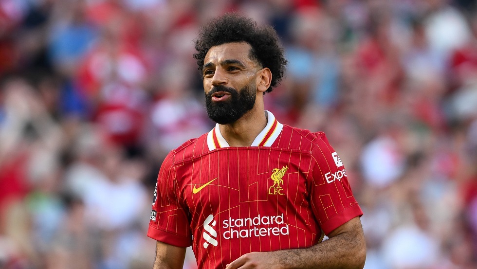 "محاط بالحمقى".. محمد صلاح ينشر صورة لكتاب بعنوان مثير