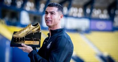 رونالدو يتسلم جائزة هداف الدوري السعودي