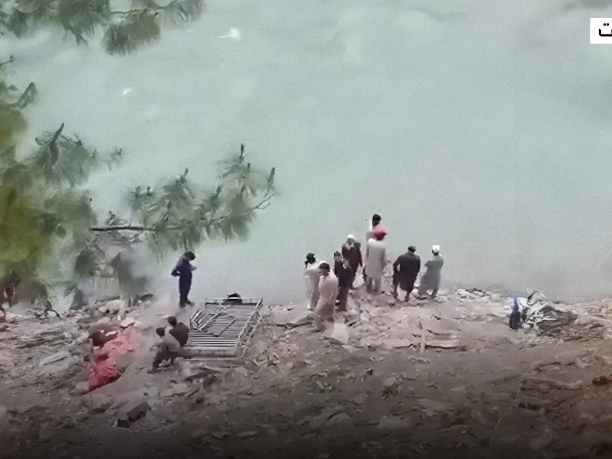 باكستان.. مصرع 16 إثر سقوط حافلة بنهر في إقليم كشمير