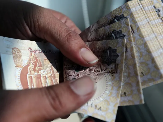 الجنيه المصري يهوي أمام الدولار لأدنى مستوى منذ مارس الماضي
