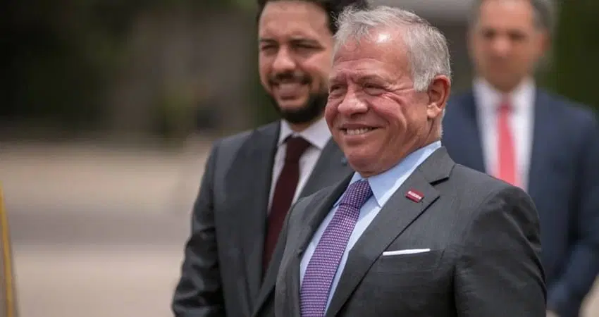 الملك يستقبل وزير الاستثمار الإماراتي