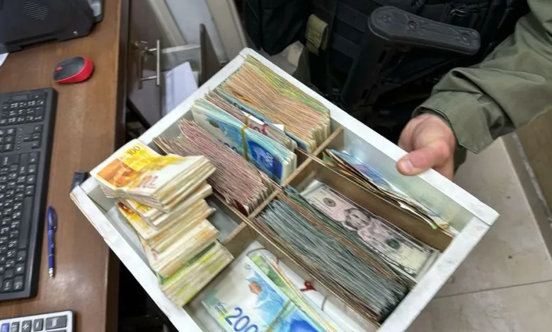 قوات الاحتلال تصادر مليون شيكل من محل صرافة في الخليل