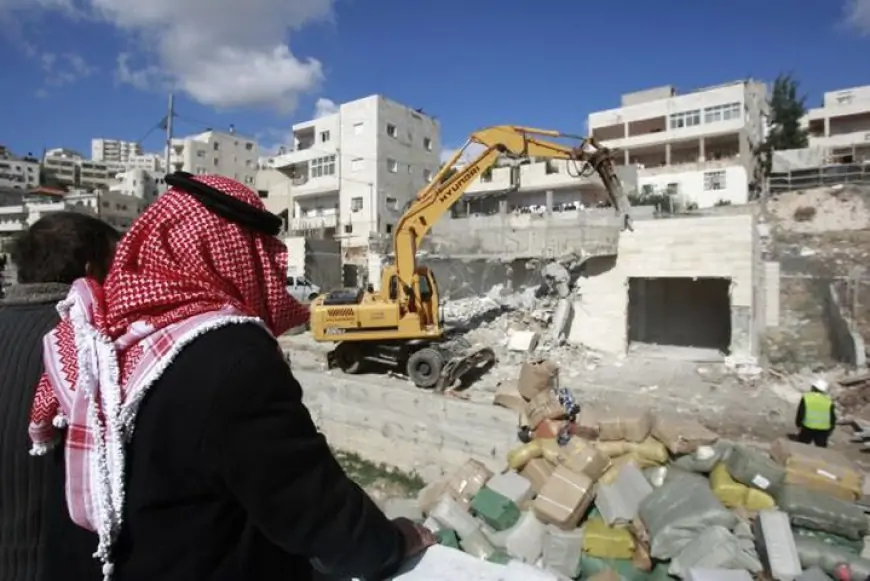 الاحتلال يهدم منزلا وثلاثة محال تجارية في بدو شمال غرب القدس