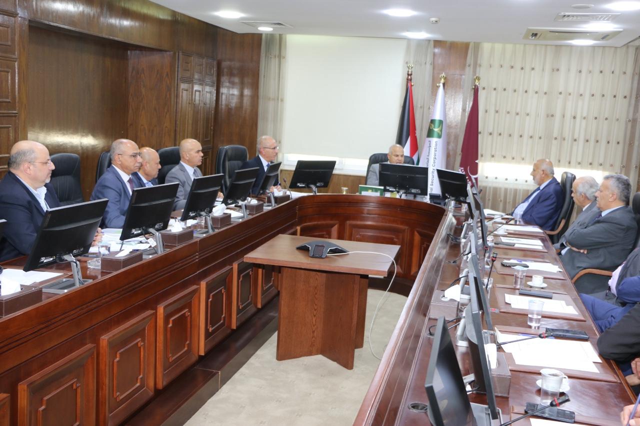 وزير العمل يؤكد على تعزيز الشراكة مع القطاع الصحي وتقسيط مديونة المستشفيات