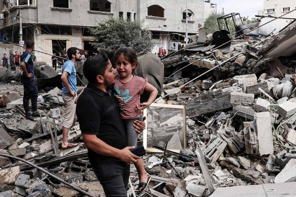 شهيدة و6 إصابات في قصف الاحتلال خيمة تؤوي نازحين وسط قطاع غزة