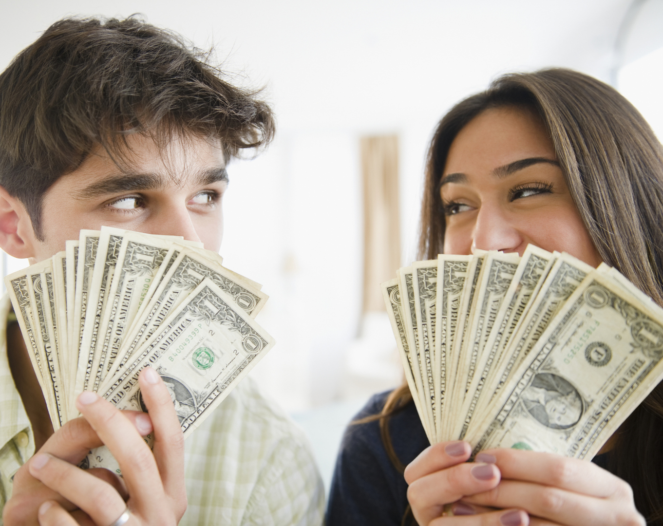 دراسة تكشف: النساء أكثر كرماً من الرجال بنسبة 40%