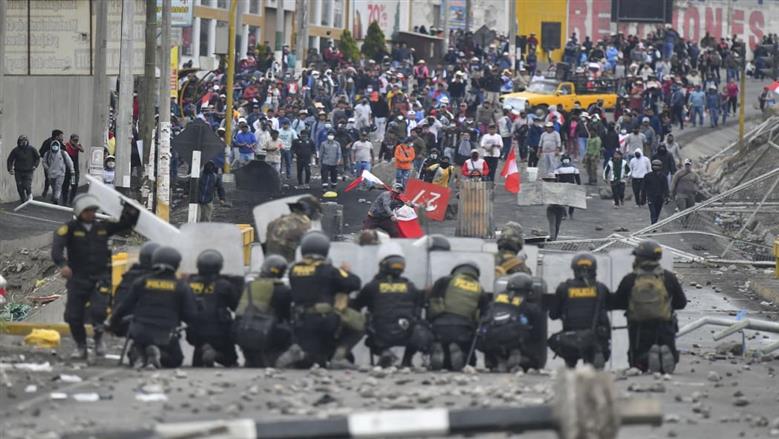 بيرو تفرض حالة الطوارئ في العاصمة بعد تصاعد العنف ومقتل مغن شهير