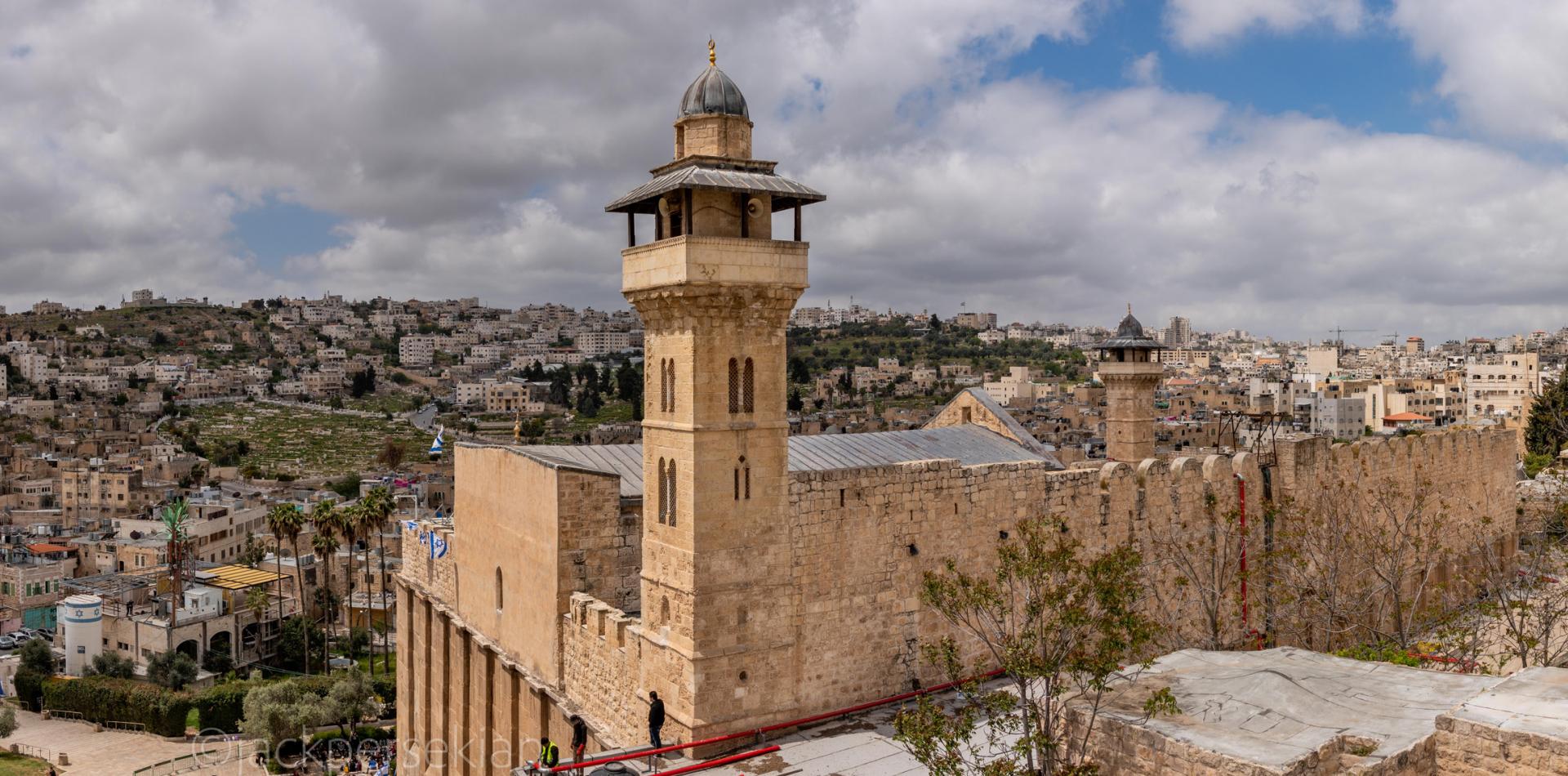الاحتلال يرفض تسليم الحرم الإبراهيمي للفلسطينيين لأحياء ليلة القدر