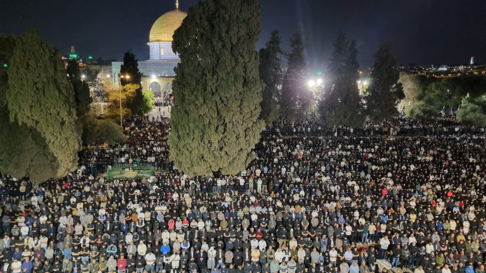 180 ألف مصل يؤدون العشاء والتراويح في المسجد الأقصى