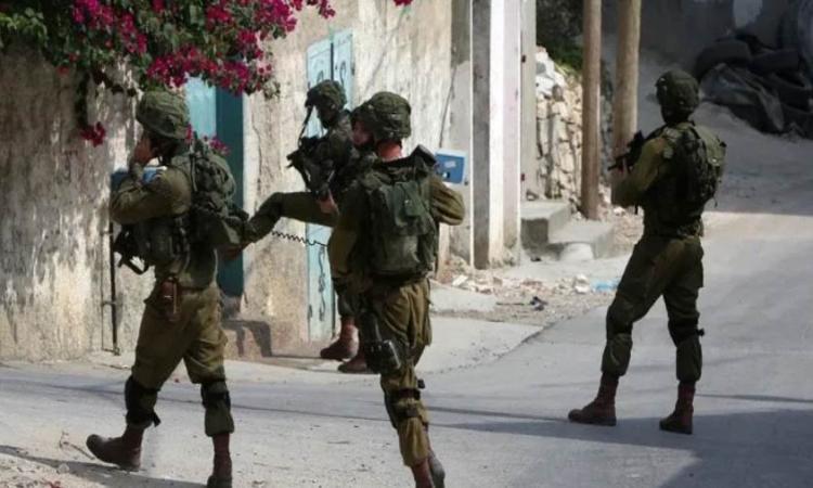 قوات الاحتلال تصيب شابًا فلسطينيًا بالرصاص وتتركه ينزف في نعلين