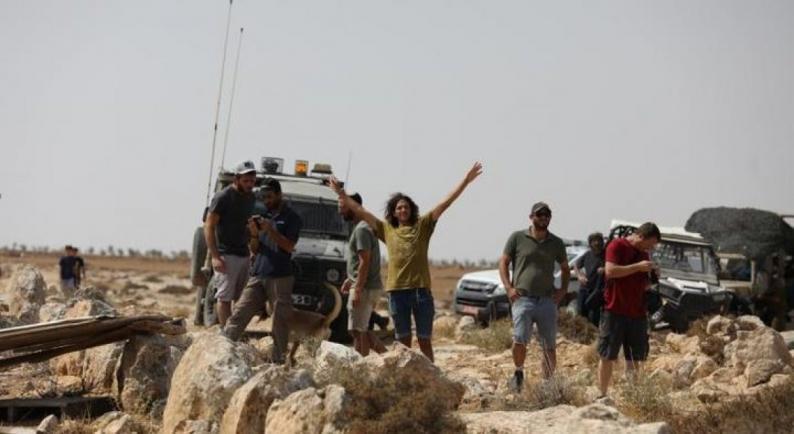 مستعمرون يسطون على صهريجي مياه في الأغوار الشمالية