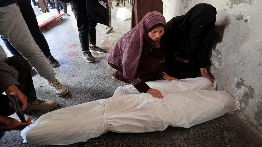 شهداء في قصف "إسرائيلي" على منازل وخيام نازحين وسط وجنوب غزة