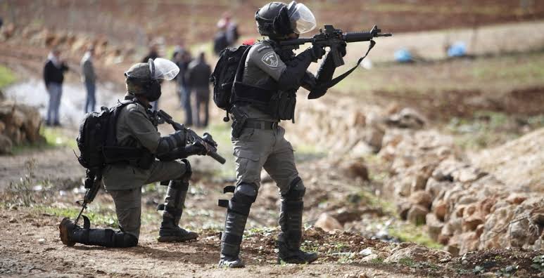 قوات الاحتلال تحاصر منزلًا في نابلس وتستهدفه بقذائف "الأنيرجا"