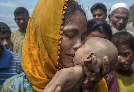 عناق الأم الأخير.. صورة مروعة لأمٍّ من مسلمي الروهينغا وهي تتشبَّث بطفلها الميت 