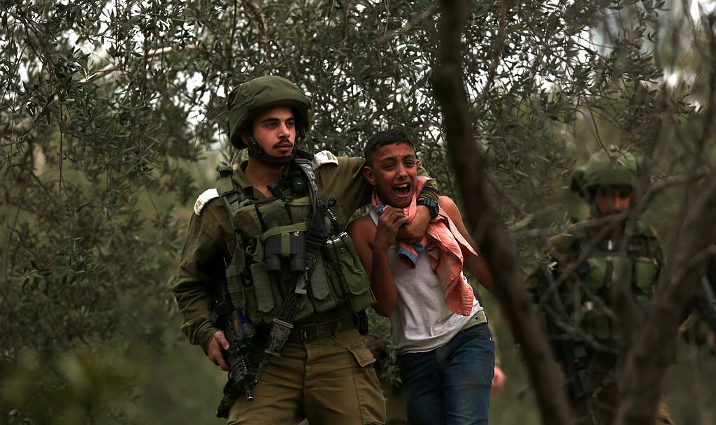 جنود الاحتلال يستقوون على الاطفال