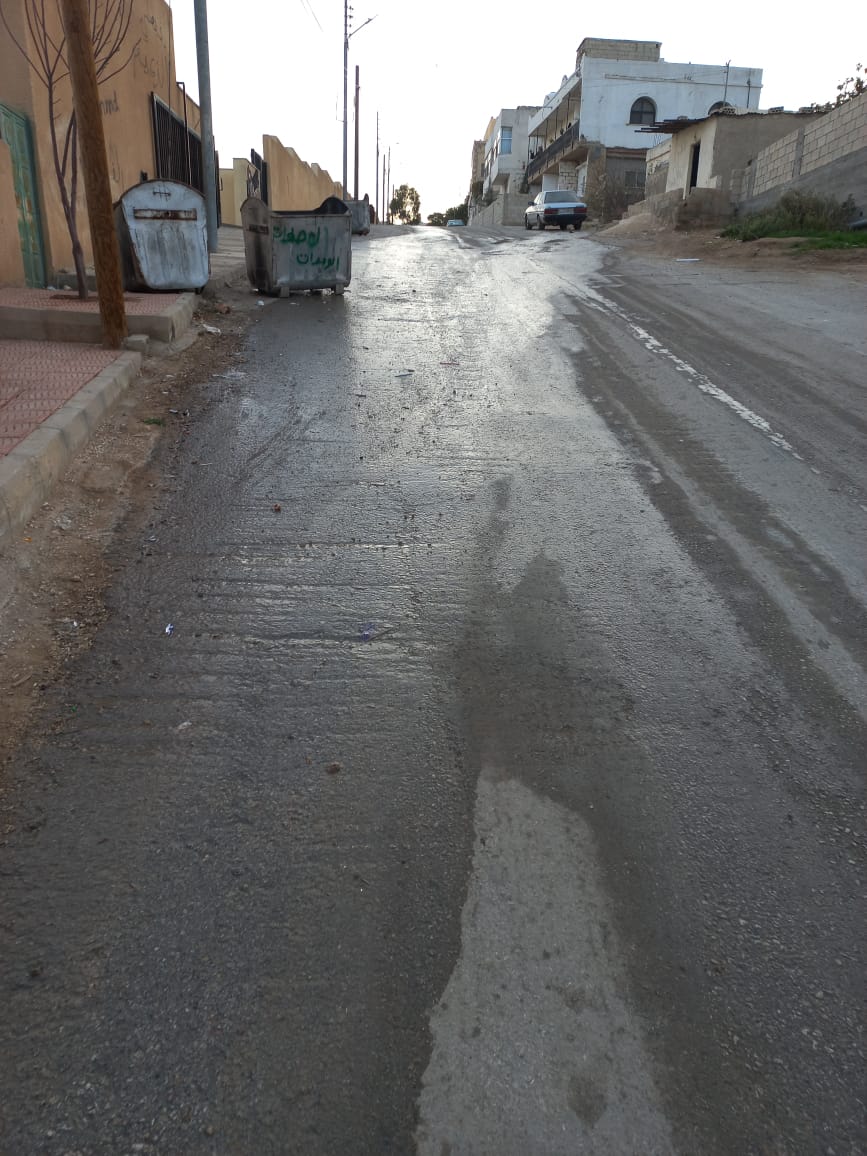 اهالي حي باب عمان يشتكون تهتك شبكة المياه
