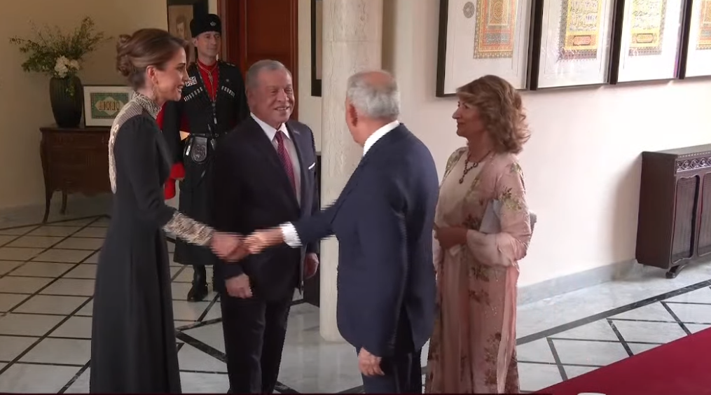 الملك والملكة يستقبلان ضيوف حفل عقد قران ولي العهد .. فيديو