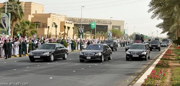 شاب يعترض موكب الملك وجلالته يأمر بتلبية طلبه والاستماع له